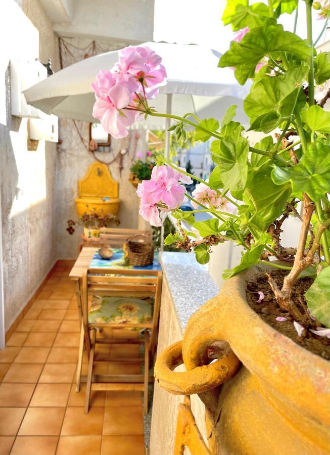 Casa Vacanza La Isla Bonita อิโซลา เดลเล เฟมมิเน ภายนอก รูปภาพ